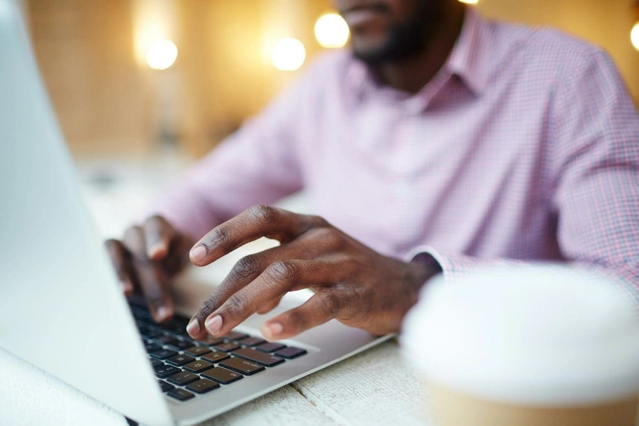 fmf6mJEVP4 A man is typing on his laptop